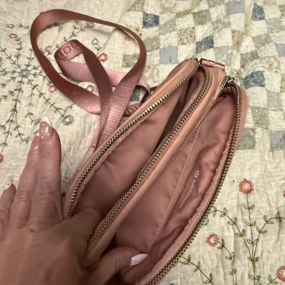 lululemon athletica Blush Pink Crossbody Camera Bag. 2L - Picture 3 of 3